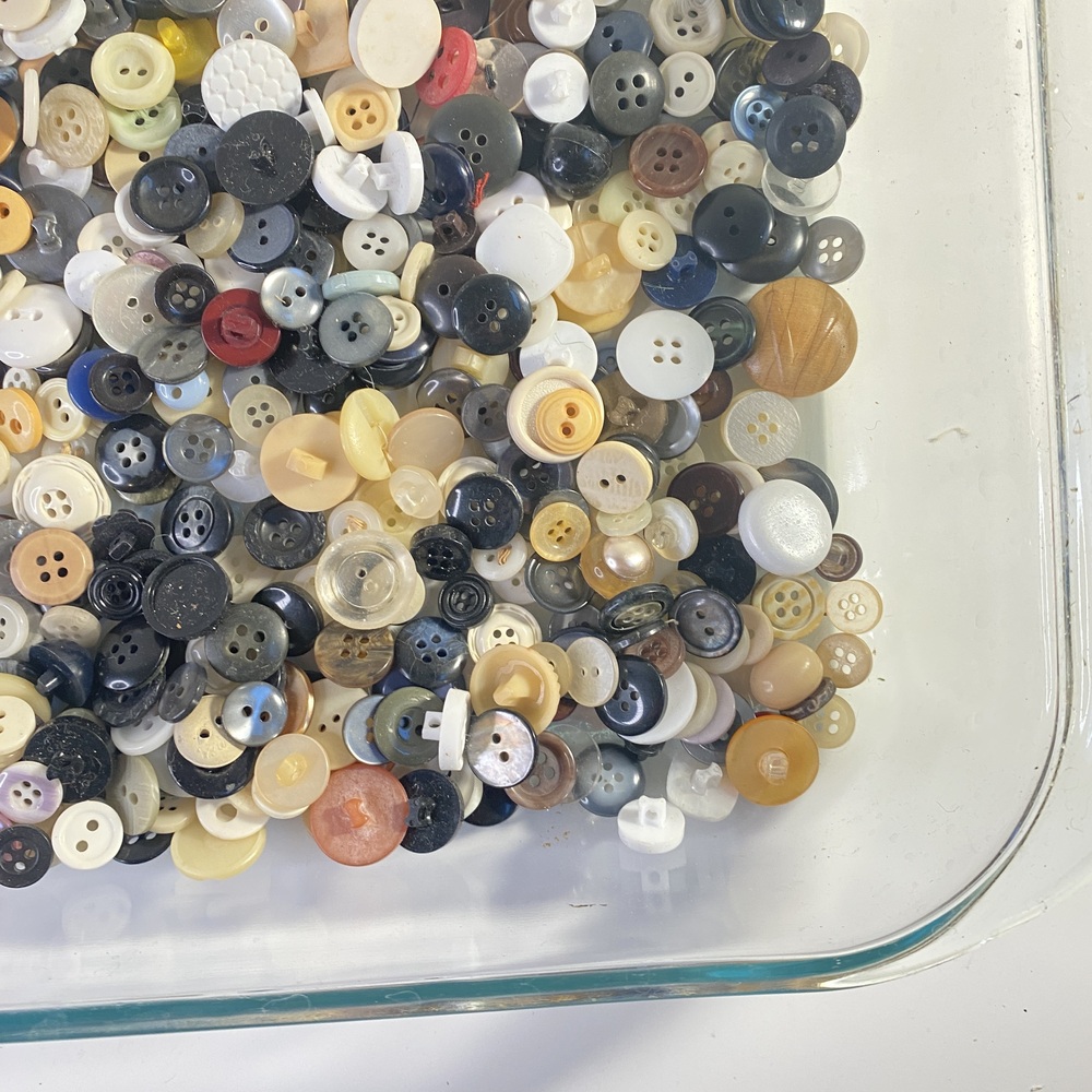 Vintage Assorted Vintage Buttons in Various Colors - Picture 5 of 16